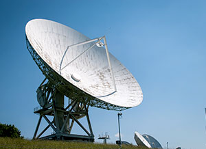 Large dish antenna in an array